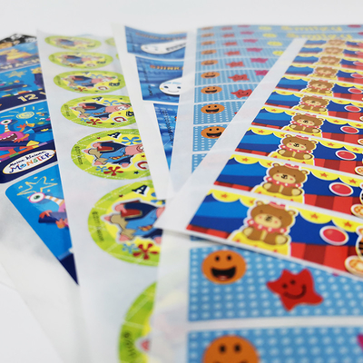 注文の型抜きされたステッカーCMYK BOPPのフィルムの漫画のシールにニスをかけること