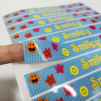 注文の型抜きされたステッカーCMYK BOPPのフィルムの漫画のシールにニスをかけること
